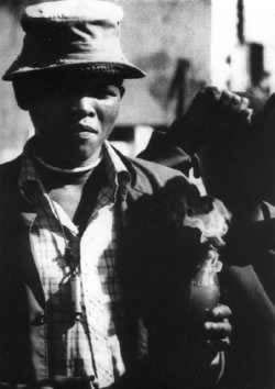 南非永久宪法生效，结束了300多年的种族隔离制度