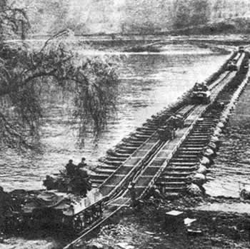 美军横渡莱茵河(转自：历史上的今天。com)